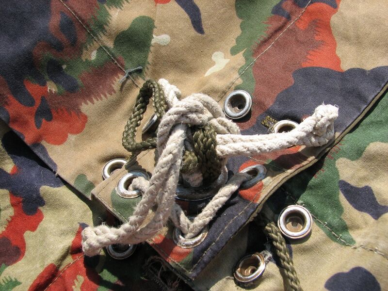 File:Détail du noeud des cordelettes pour toile de tente.jpg