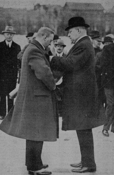 File:1931 Prins Hendrik en dhr Bandsma Roode Kruis Den Helder.jpg