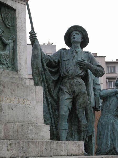 File:Scout statue budapest.JPG