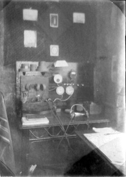 Het in 1921 zelfgebouwde radiotoestel van Pepi