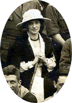 Mme André Thome parmi des scouts (Chamarande, été 1922)