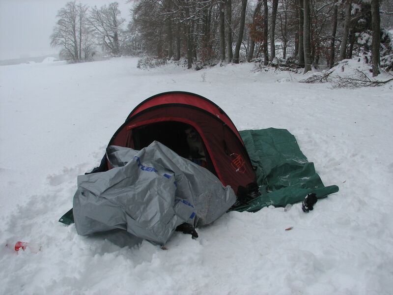 File:Tente dans la neige.jpg