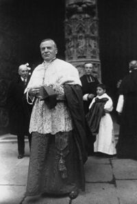 Mgr Dubois, nouvel archevêque de Paris, devant Notre-Dame en 1920