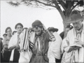 Castor (à droite, portant un 4B) et Manitou (portant talit et téfilines) au camp de la Napoule (1948)