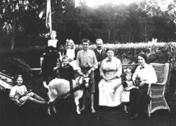 De familie Loopuyt in de tuin van hun huis "De Eendragt" in Kaapstad in 1914, Jan heeft de geit bij de hoorns