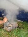 Dégagement de vapeur au contact de l'eau et des pierres