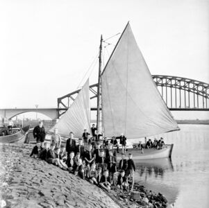 De zeeverkenners en welpen op de IJssel, bij de IJsselbrug in 1950