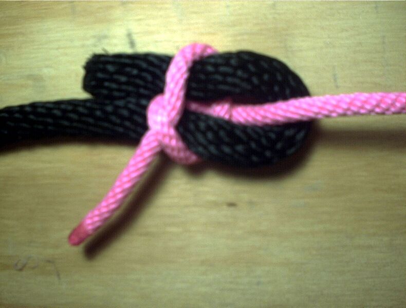 File:Heaving line bend knot.jpg