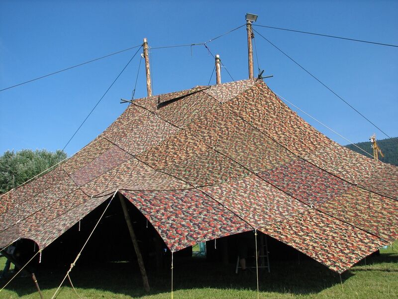 File:Sarrasine santiano avec un toit en toile de tente.jpg