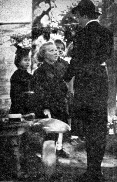 File:Prinses Beatrix legt de Kabouterbelofte af in de hand van Oehoe Bierman-de Bruyn.jpg