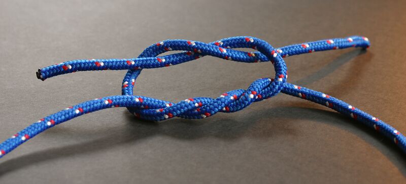 File:Surgeon's knot (tying).jpg