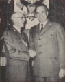 Arthur A. Schuck, à gauche, accueillant son successeur Joseph_Brunton, à droite (Boy's Life août 1960)