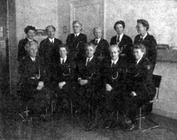 Het Hoofdbestuur in 1948. Van links naar rechts, zittend: Rita Bungenberg de Jong (hopvouw Rita, NHKC) H. Ouborg-van Horssen (vaandrig Henny, penningmeesteresse); E. van den Bosch de Jongh (Veedim, presidente); T. van Meurs-Bueninck (Tes, secretaresse); C. E. Peereboom-Kikkert (Hino, NHKC). Staand; C. F. Lisman-van Oort (Zabedo. R.C. rayon Noord); A. E. van Randwijck-Wackwitz (Akva, R, C. rayon Oost); E. Redeke (Tono, R.C. rayon West); E. C. ter Meulen (Akeo, R.C. rayon midden en Zuid); H. F. Bierman-de Bruyn (Chouette, NHKC); I. Sillevis-Stants (Hopfriet NHKC).