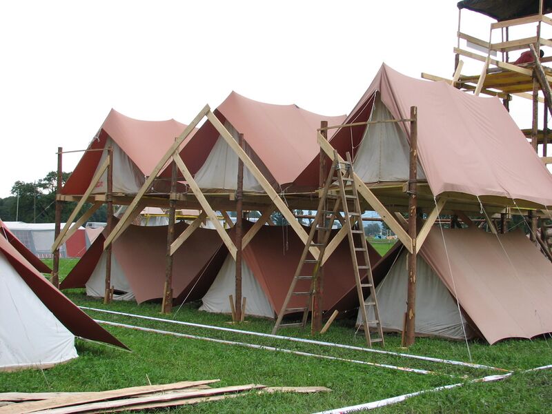 File:Plateforme pour 2 etages de tentes.jpg