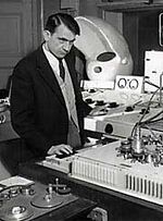 Pierre Schaeffer dans son laboratoire à l'ORTF