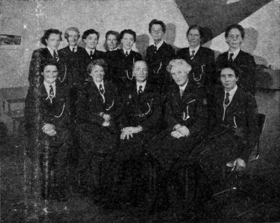 De Nationale Hoofdkwartiercommissie in 1949. Van links naar rechts, zittend: J. Visser (Jutan); C. E. Peereboom-Kikkert (Hino); J. Redeke-Hoek (Ivag); M. C. Bungenberg de Jong (Hopvrouw Rita); T. Bierman-de Bruyn (Chouette). Staand: M. J. de Gooyer (vaandrig Mien); C. Renses (Troka); E. van Oyen-Poeleman (Gap van Oyen); M. Wildschut (Tawasi); B. Oskam (Tosivo); I. Sillevis-Stants (Hopfriet); J. Stam-Dresselhuys (Twed); P. Burger (Woet). Jammer genoeg zie je hier niet: Dr W. L. Wrede (Dok), J. van Nispen-van Wely (Awanda), en B. Nijhoff-van ’t Hoff (Hesto).