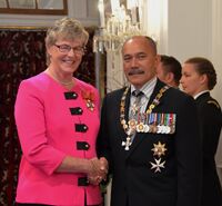 Ginny Radford recevant l'ordre néo-zélandais du mérite pour son action dans le guidisme en 2016