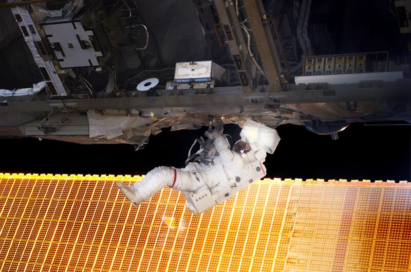 File:STS-114 Soichi Noguchi EVA-1.jpg