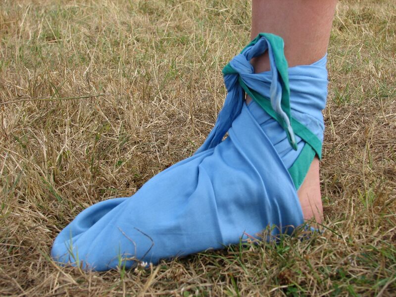 File:Bandage du pied avec un foulard.jpg